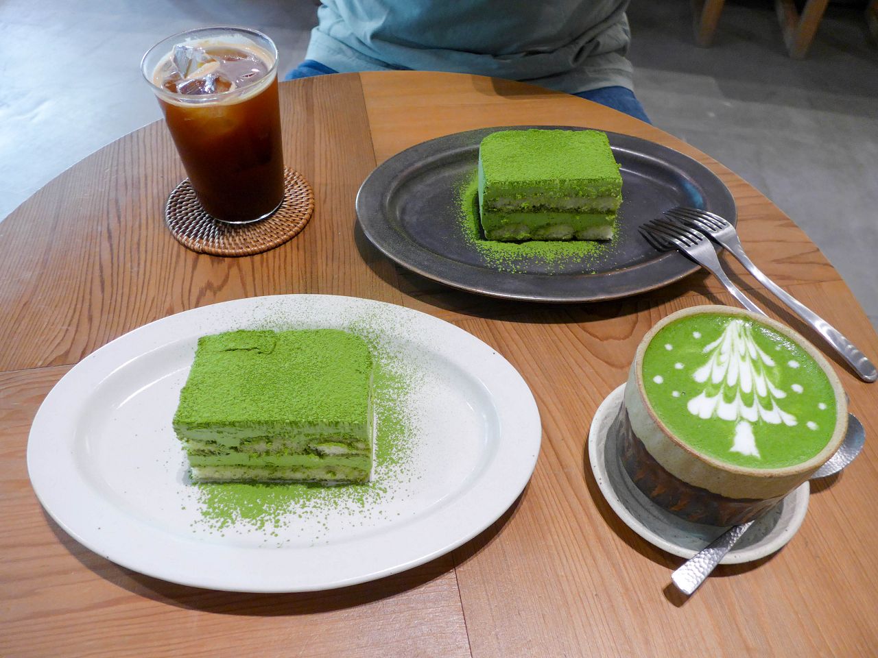 [食記][高雄市] Coffee Ring — 大立百貨及漢神本館附近日式侘寂風格咖啡廳，抹茶控必吃抹茶提拉米蘇。