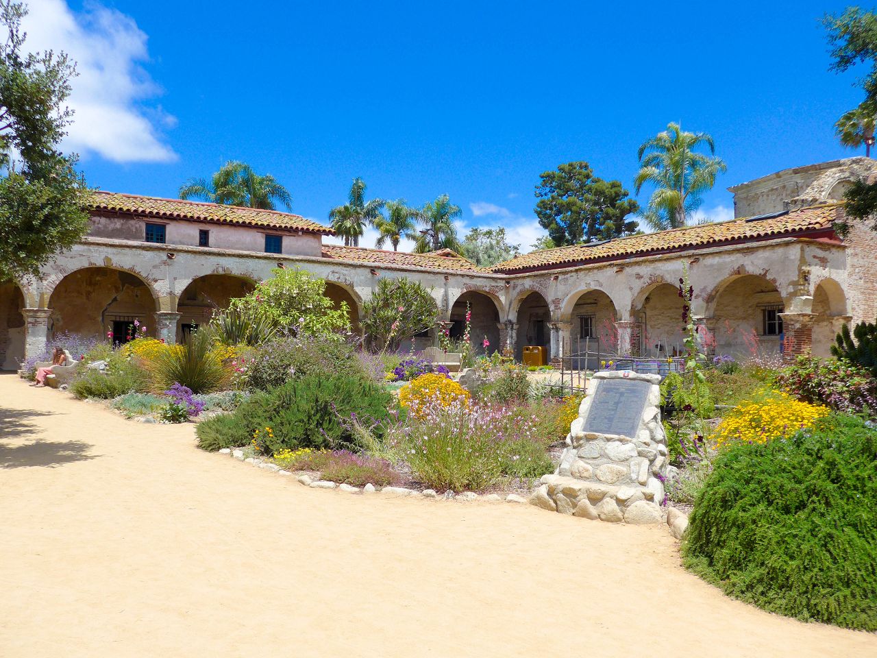 2024美國南加州旅遊 Day3 — San Juan Capistrano 參訪240多年歷史的傳道院 + Newport Beach & Laguna Beach 海岸線之旅。