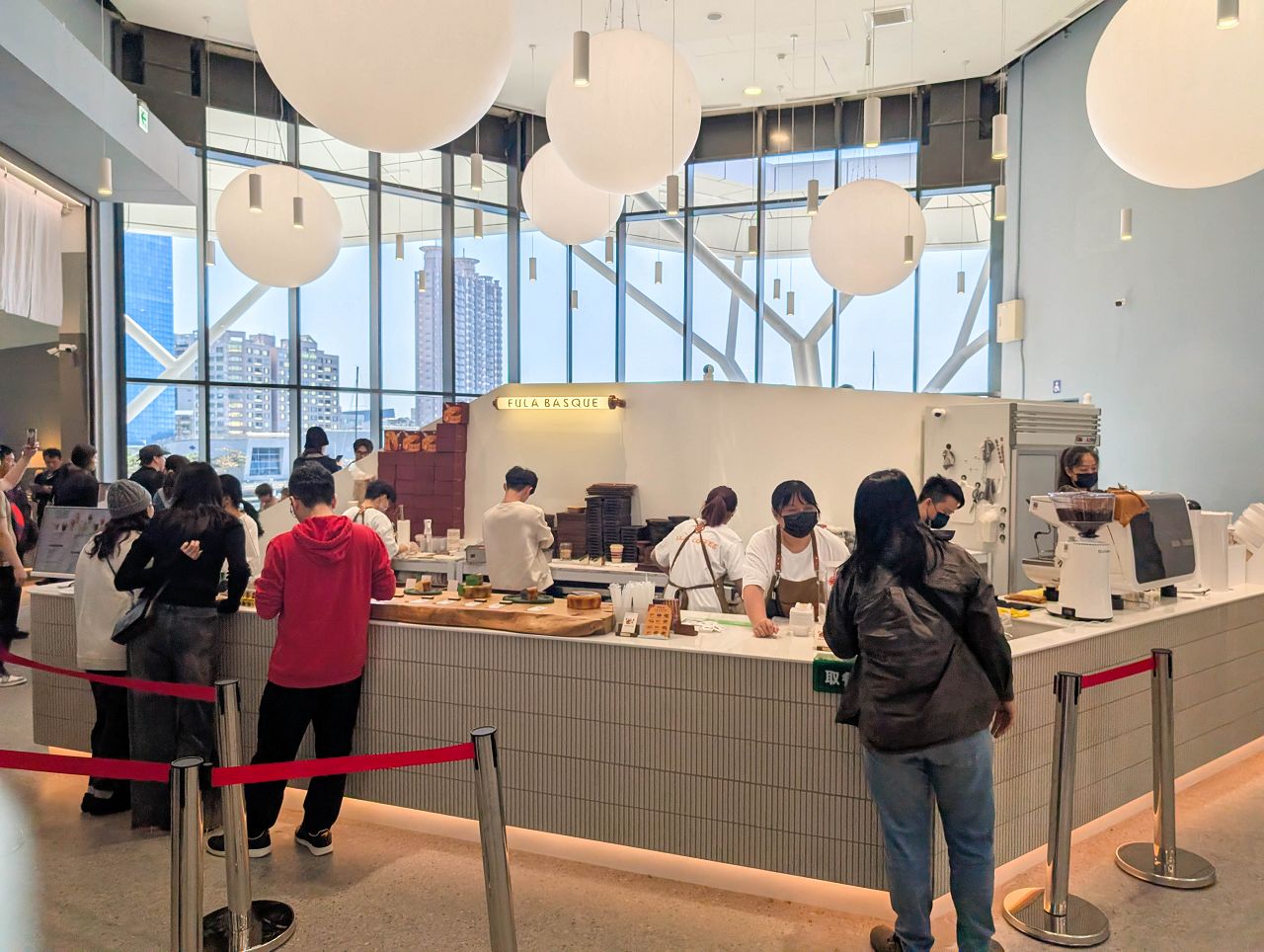 [食記][高雄市] FULA Coffee 高流門市 — 來自台南的巴斯克專門店進駐高雄光榮碼頭FOCUS13珊瑚廣場，享用流心巴斯克又能欣賞海港美景。