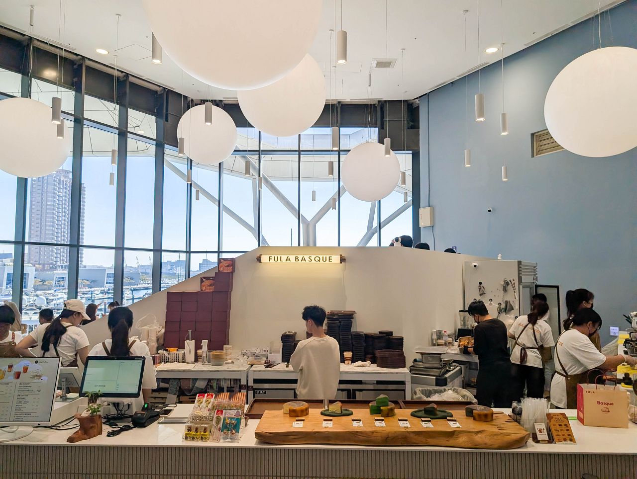 [食記][高雄市] FULA Coffee 高流門市 — 來自台南的巴斯克專門店進駐高雄光榮碼頭FOCUS13珊瑚廣場，享用流心巴斯克又能欣賞海港美景。