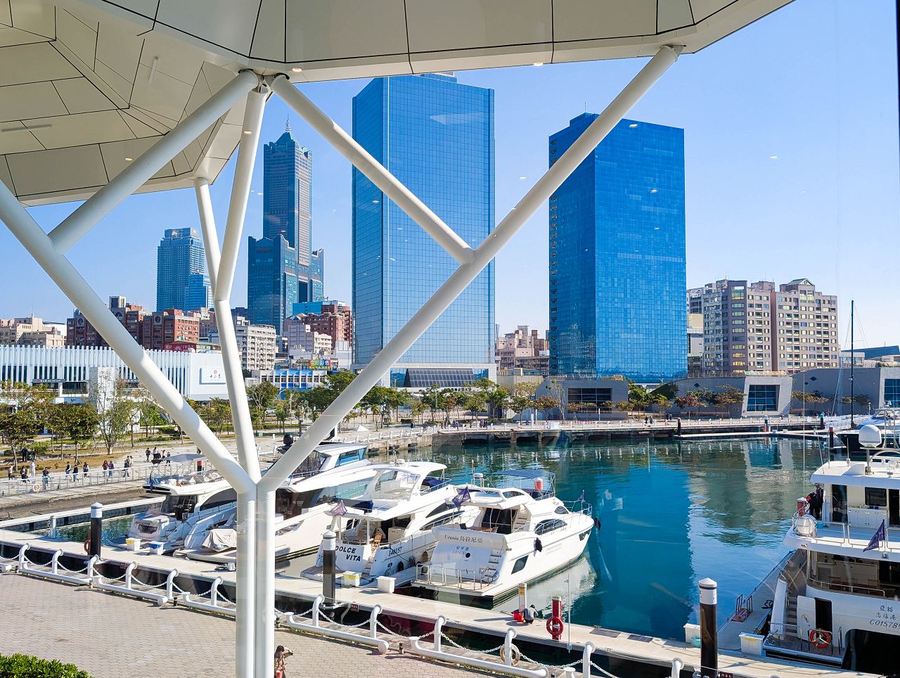 [食記][高雄市] FULA Coffee 高流門市 — 來自台南的巴斯克專門店進駐高雄光榮碼頭FOCUS13珊瑚廣場，享用流心巴斯克又能欣賞海港美景。