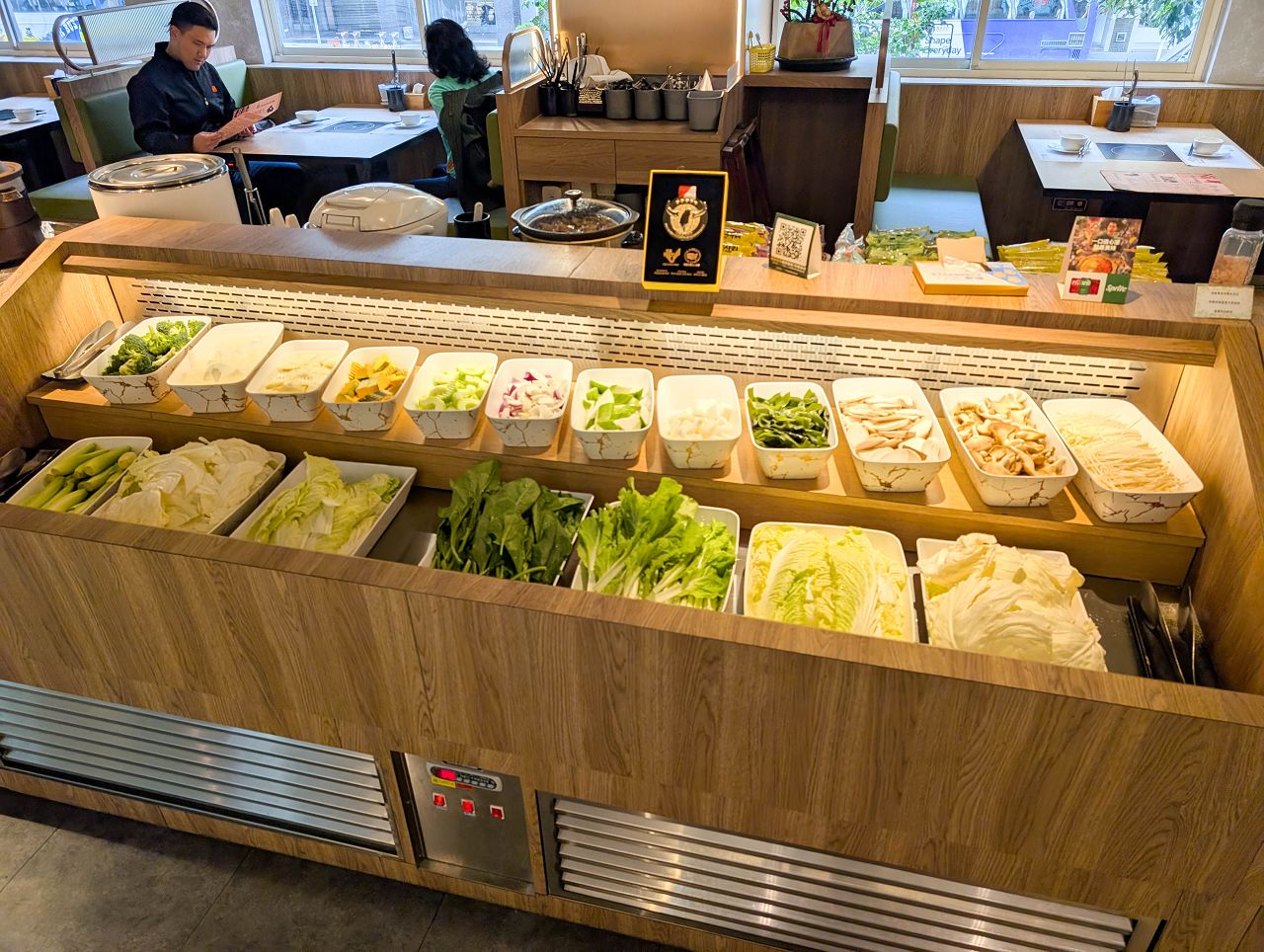 [食記][台北市] 糧倉1號頂級麻辣鴛鴦鍋 松江店 — 行天宮站附近火鍋吃到飽推薦，日本F1和牛、澳洲M9和牛、SRF美國極黑和牛吃到飽。