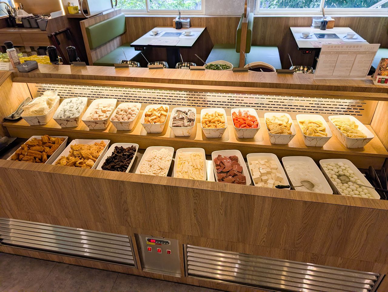 [食記][台北市] 糧倉1號頂級麻辣鴛鴦鍋 松江店 — 行天宮站附近火鍋吃到飽推薦，日本F1和牛、澳洲M9和牛、SRF美國極黑和牛吃到飽。