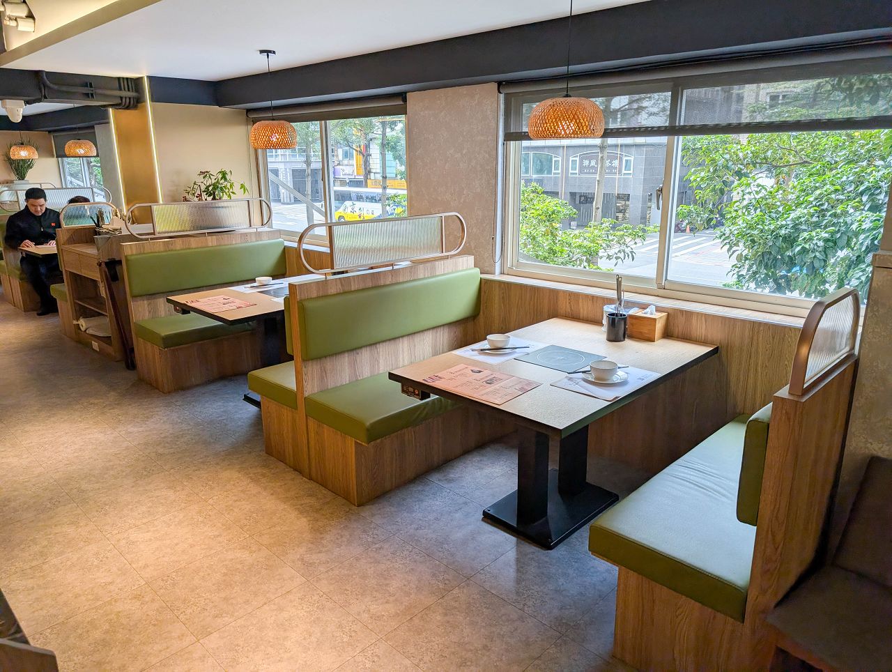 [食記][台北市] 糧倉1號頂級麻辣鴛鴦鍋 松江店 — 行天宮站附近火鍋吃到飽推薦，日本F1和牛、澳洲M9和牛、SRF美國極黑和牛吃到飽。