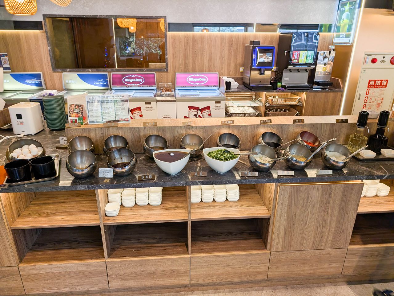 [食記][台北市] 糧倉1號頂級麻辣鴛鴦鍋 松江店 — 行天宮站附近火鍋吃到飽推薦，日本F1和牛、澳洲M9和牛、SRF美國極黑和牛吃到飽。