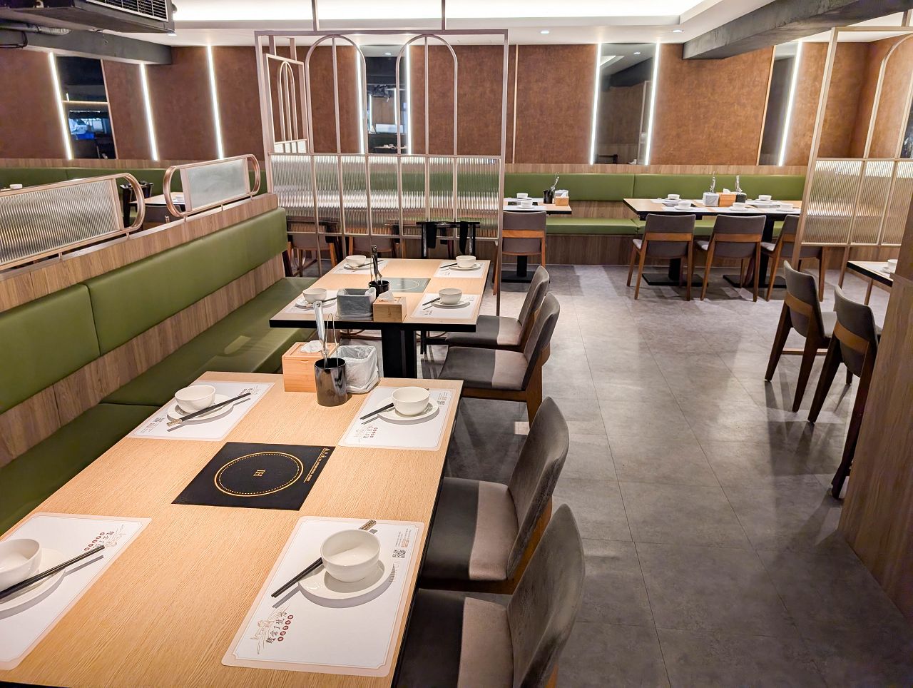 [食記][台北市] 糧倉1號頂級麻辣鴛鴦鍋 松江店 — 行天宮站附近火鍋吃到飽推薦，日本F1和牛、澳洲M9和牛、SRF美國極黑和牛吃到飽。