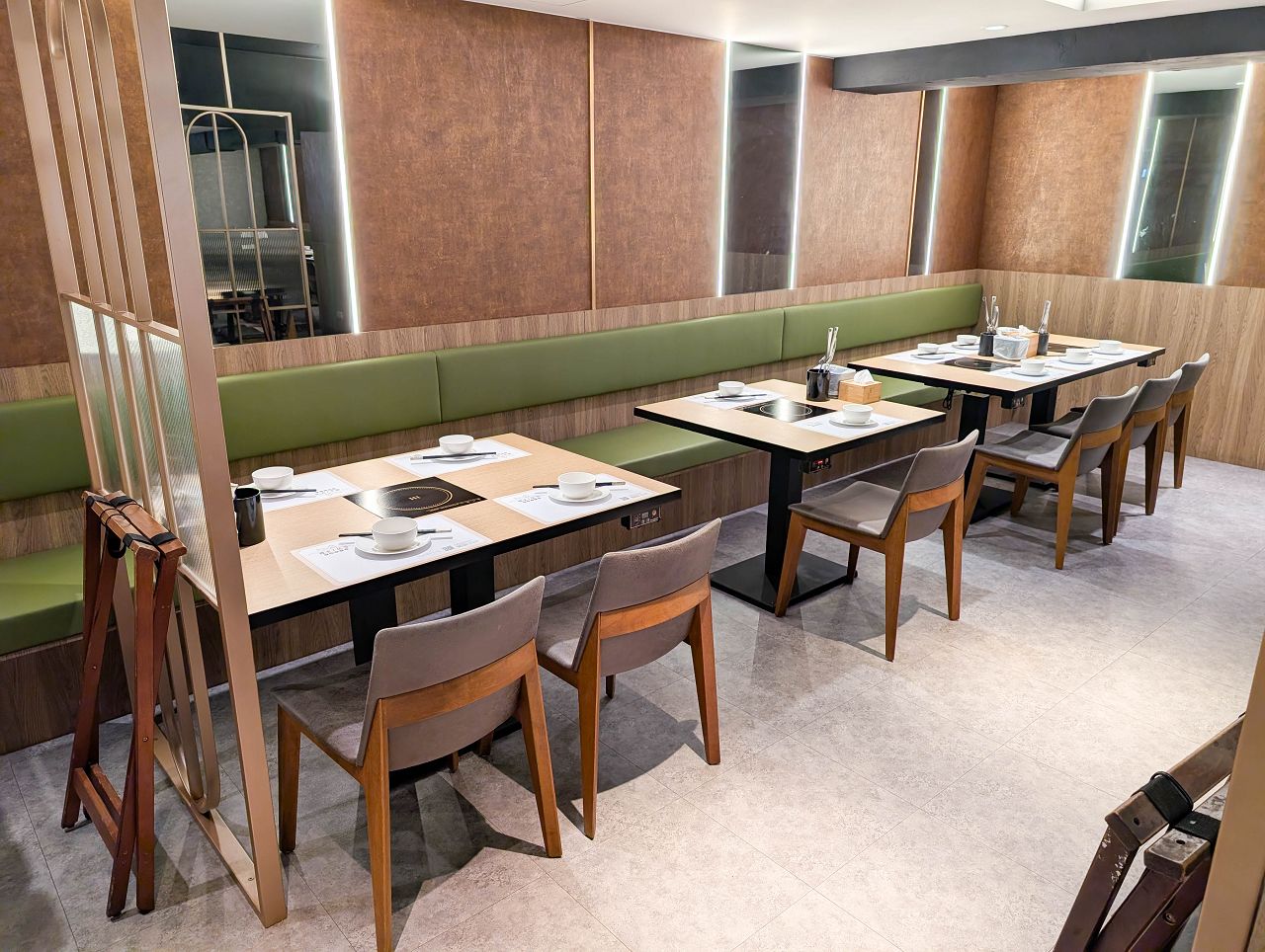 [食記][台北市] 糧倉1號頂級麻辣鴛鴦鍋 松江店 — 行天宮站附近火鍋吃到飽推薦，日本F1和牛、澳洲M9和牛、SRF美國極黑和牛吃到飽。