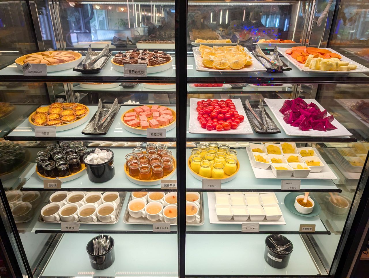 [食記][台北市] 糧倉1號頂級麻辣鴛鴦鍋 松江店 — 行天宮站附近火鍋吃到飽推薦，日本F1和牛、澳洲M9和牛、SRF美國極黑和牛吃到飽。