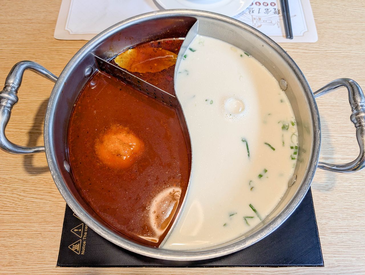 [食記][台北市] 糧倉1號頂級麻辣鴛鴦鍋 松江店 — 行天宮站附近火鍋吃到飽推薦，日本F1和牛、澳洲M9和牛、SRF美國極黑和牛吃到飽。