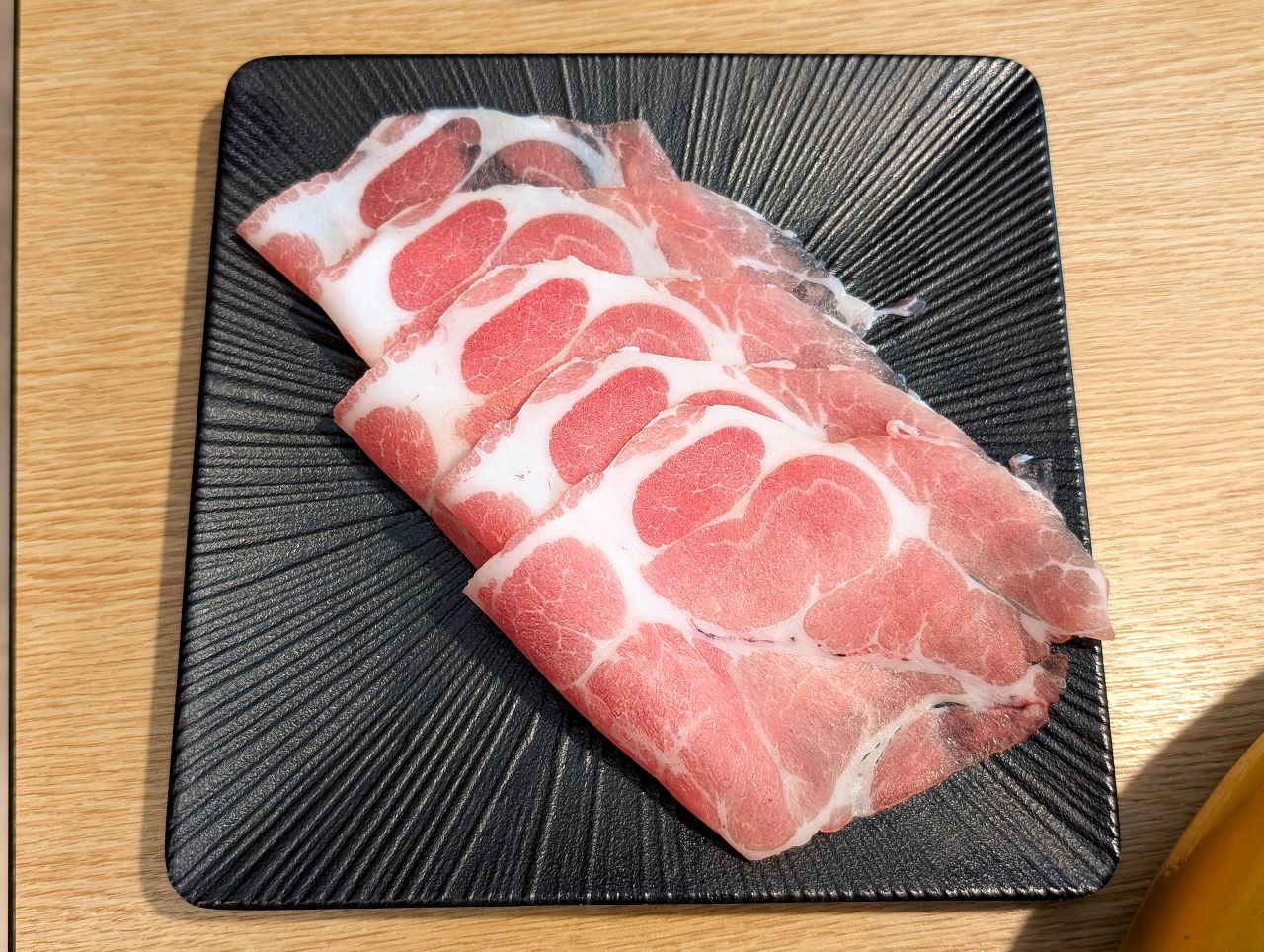 [食記][台北市] 糧倉1號頂級麻辣鴛鴦鍋 松江店 — 行天宮站附近火鍋吃到飽推薦，日本F1和牛、澳洲M9和牛、SRF美國極黑和牛吃到飽。