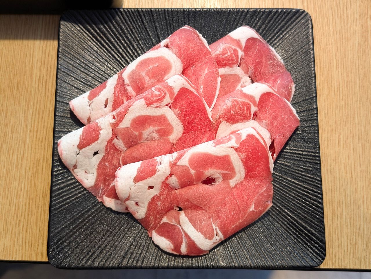 [食記][台北市] 糧倉1號頂級麻辣鴛鴦鍋 松江店 — 行天宮站附近火鍋吃到飽推薦，日本F1和牛、澳洲M9和牛、SRF美國極黑和牛吃到飽。