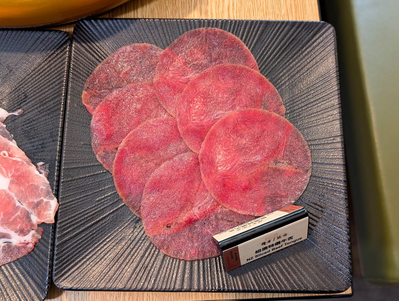 [食記][台北市] 糧倉1號頂級麻辣鴛鴦鍋 松江店 — 行天宮站附近火鍋吃到飽推薦，日本F1和牛、澳洲M9和牛、SRF美國極黑和牛吃到飽。