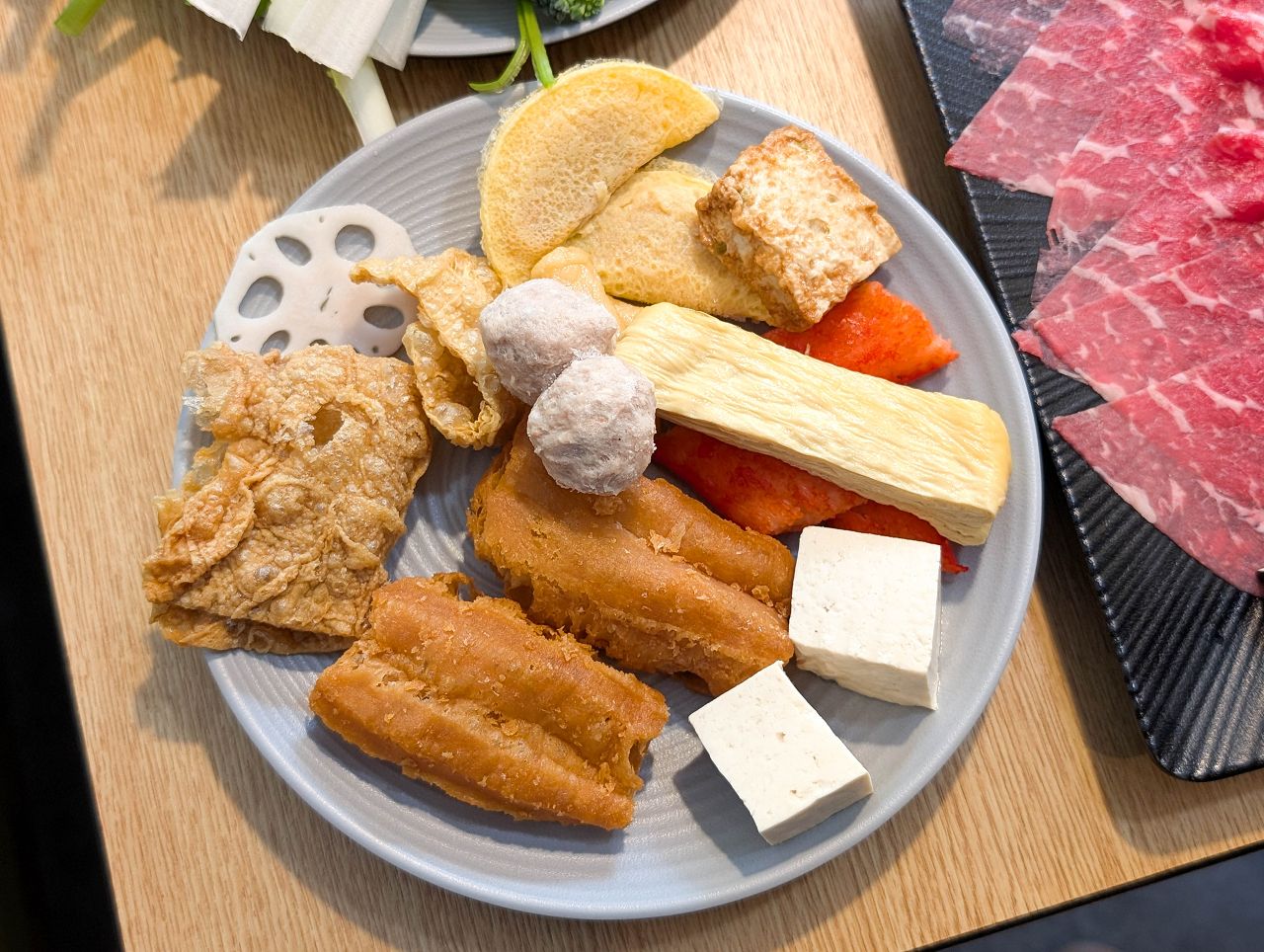 [食記][台北市] 糧倉1號頂級麻辣鴛鴦鍋 松江店 — 行天宮站附近火鍋吃到飽推薦，日本F1和牛、澳洲M9和牛、SRF美國極黑和牛吃到飽。