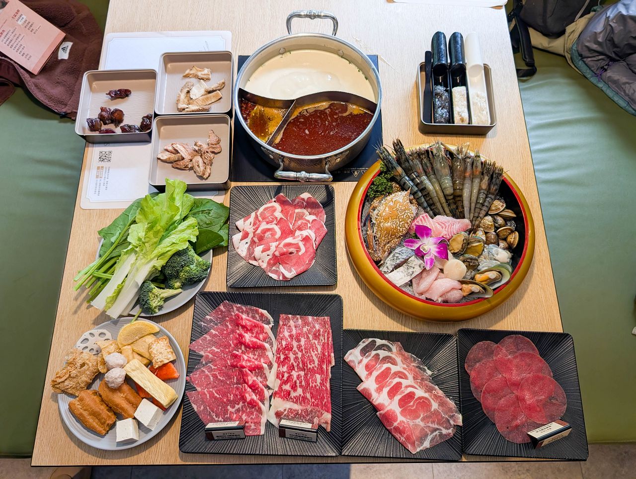 [食記][台北市] 糧倉1號頂級麻辣鴛鴦鍋 松江店 — 行天宮站附近火鍋吃到飽推薦，日本F1和牛、澳洲M9和牛、SRF美國極黑和牛吃到飽。