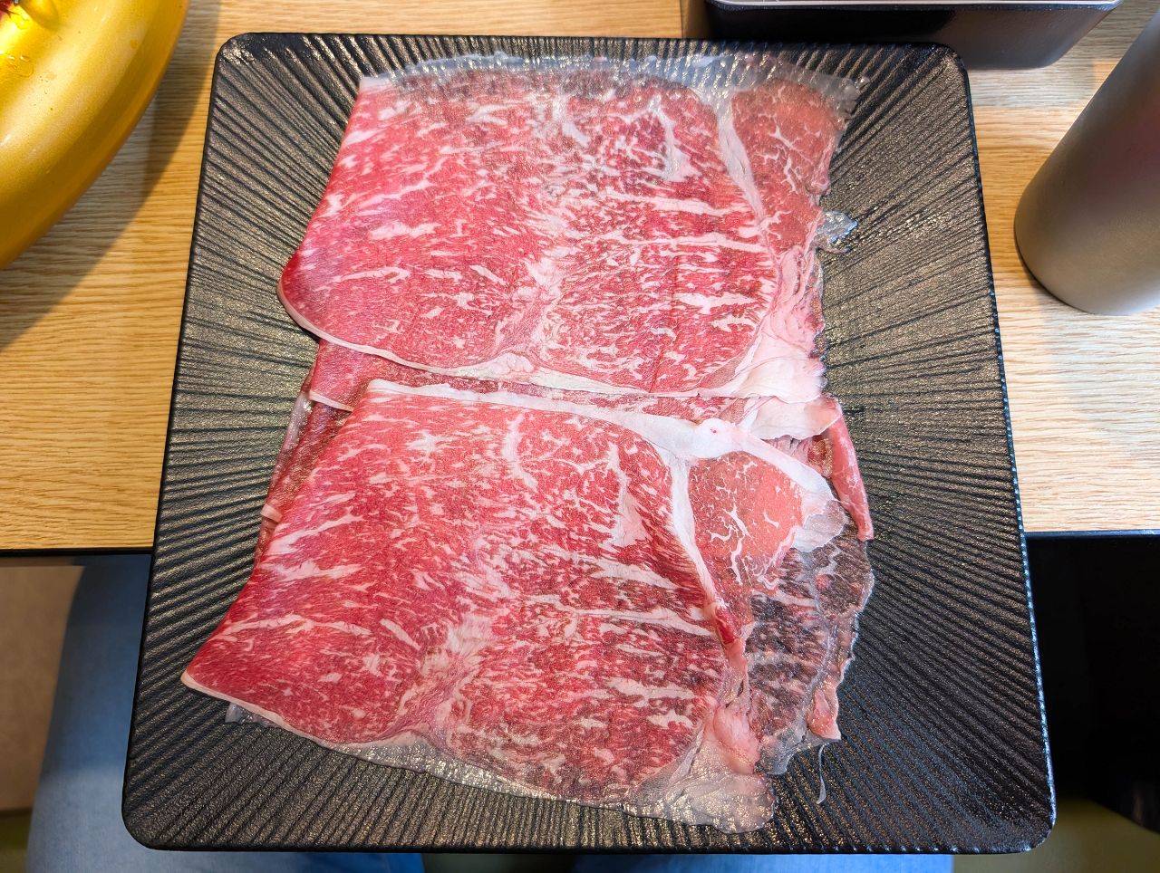 [食記][台北市] 糧倉1號頂級麻辣鴛鴦鍋 松江店 — 行天宮站附近火鍋吃到飽推薦，日本F1和牛、澳洲M9和牛、SRF美國極黑和牛吃到飽。