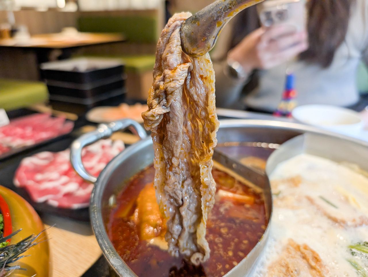[食記][台北市] 糧倉1號頂級麻辣鴛鴦鍋 松江店 — 行天宮站附近火鍋吃到飽推薦，日本F1和牛、澳洲M9和牛、SRF美國極黑和牛吃到飽。